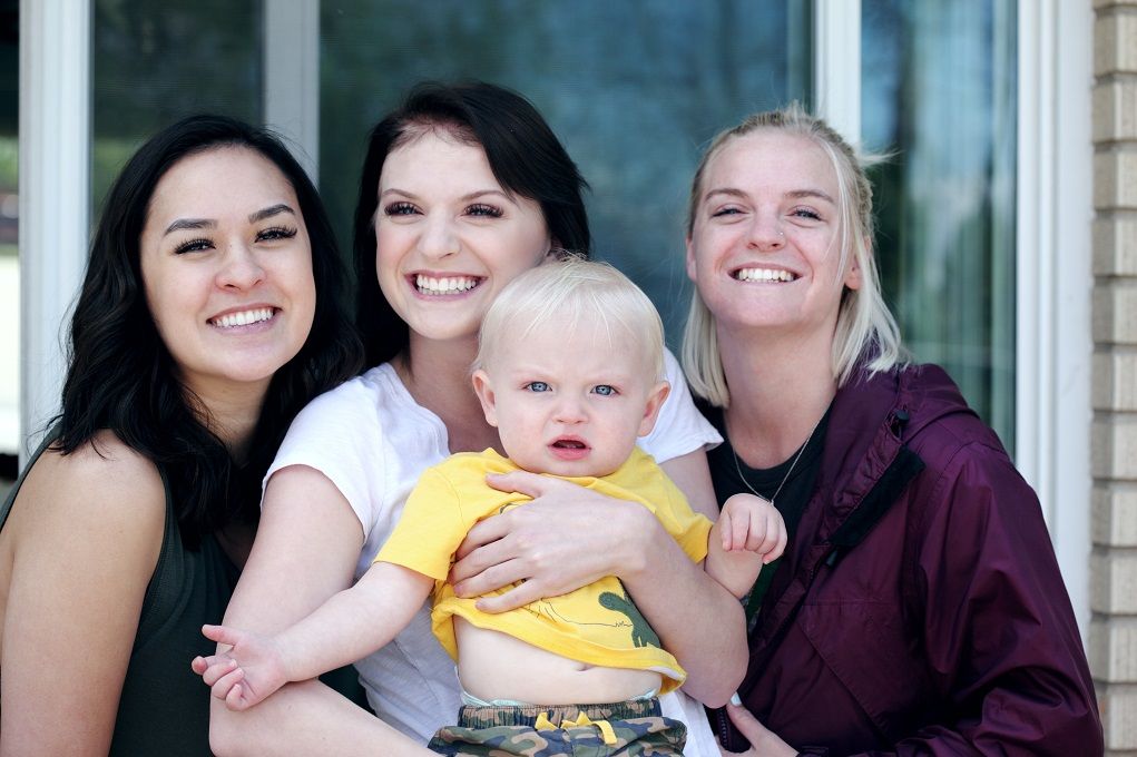 Moeder met baby en twee vriendinnen
