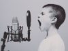 Zelfverzekerd kind schreeuwt/zingt in een microfoon