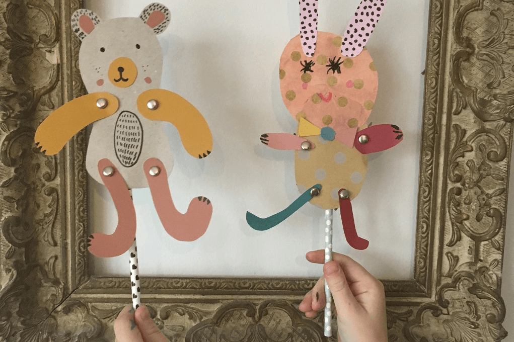 Zelfgemaakte poppenkastpoppen van papier