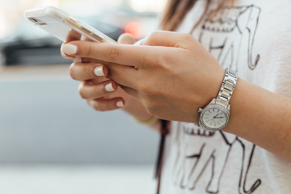 Vrouw zit op haar telefoon op second love