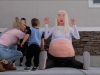 Piñata gelijkend op zwangere vrouw voor gender reveal party