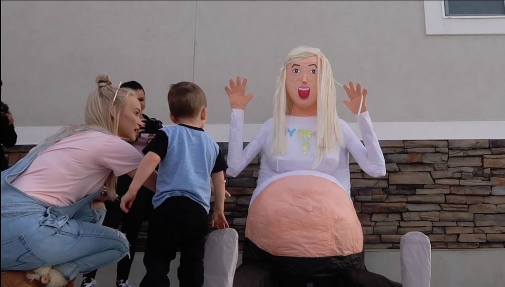 Piñata gelijkend op zwangere vrouw voor gender reveal party