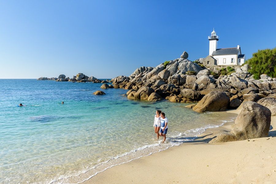 Koppel wandelt op een strand in Bretagne
