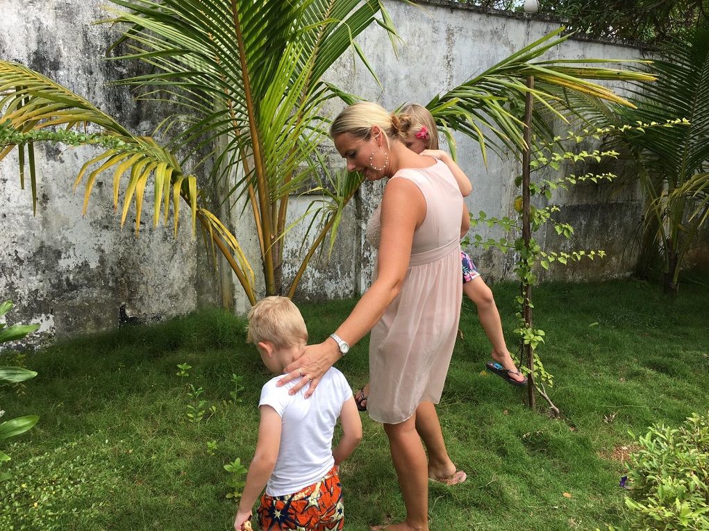 Marije met haar kinderen in de compound in Liberia