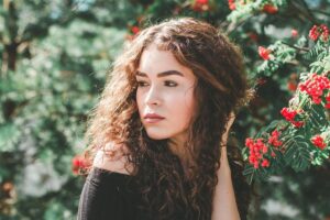 Vrouw met luizen krabt aan haar hoofd