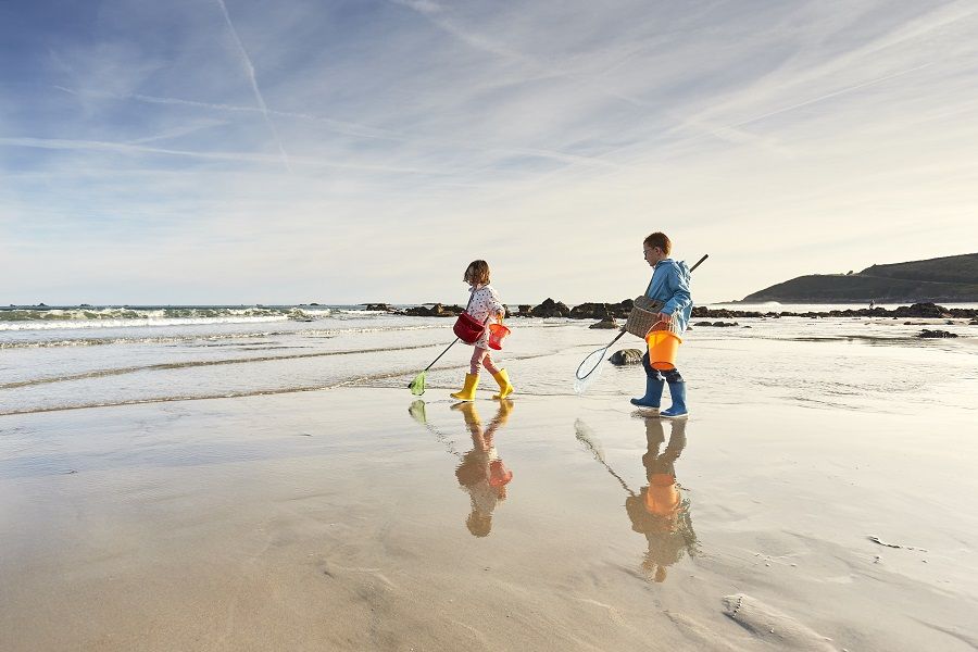 Kinderen spelen langs de kust van Bretagne