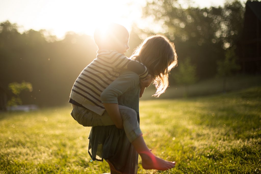Kinderen buiten voor vitamine d