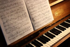 Piano met bladmuziek