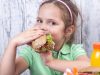 Jong meisje eet vegetarisch broodje