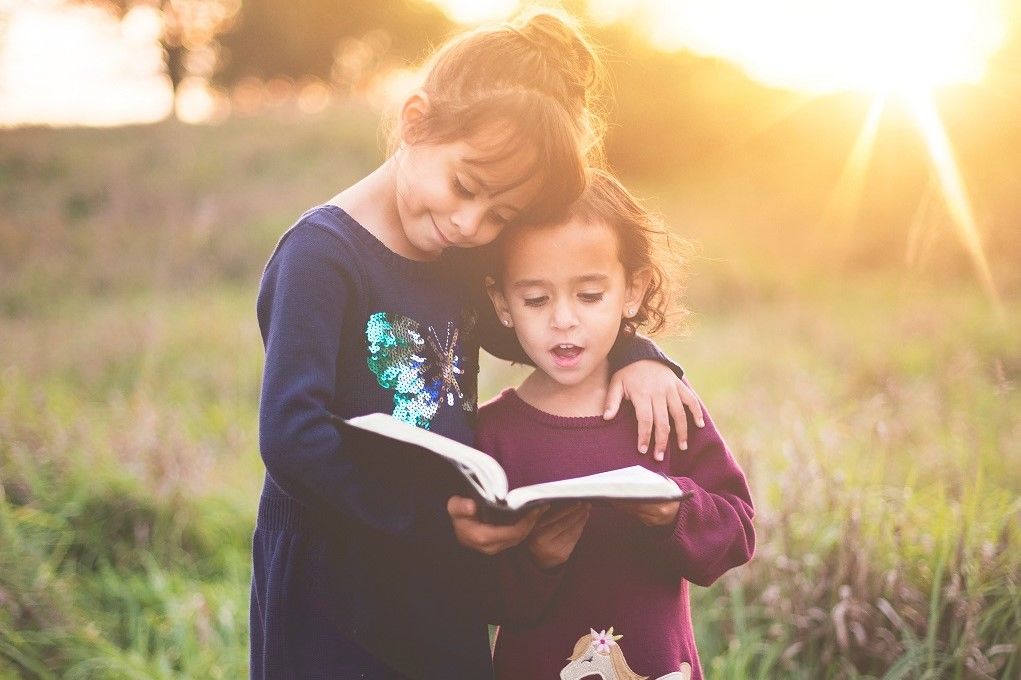Meisjes lezen samen een boek