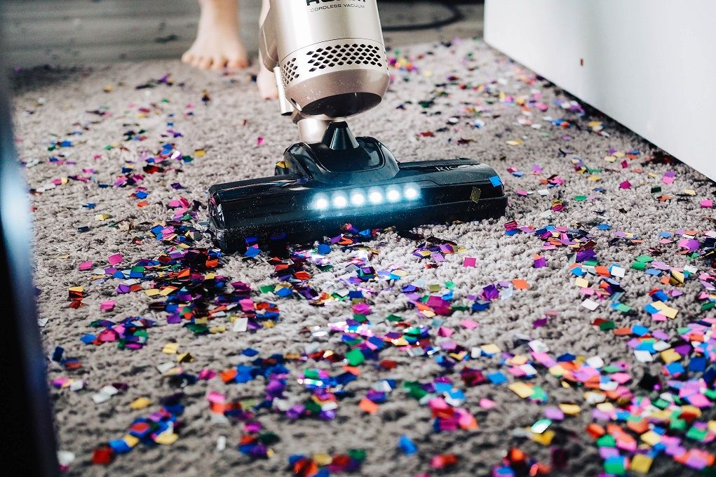 Stofzuiger zuigt confetti op