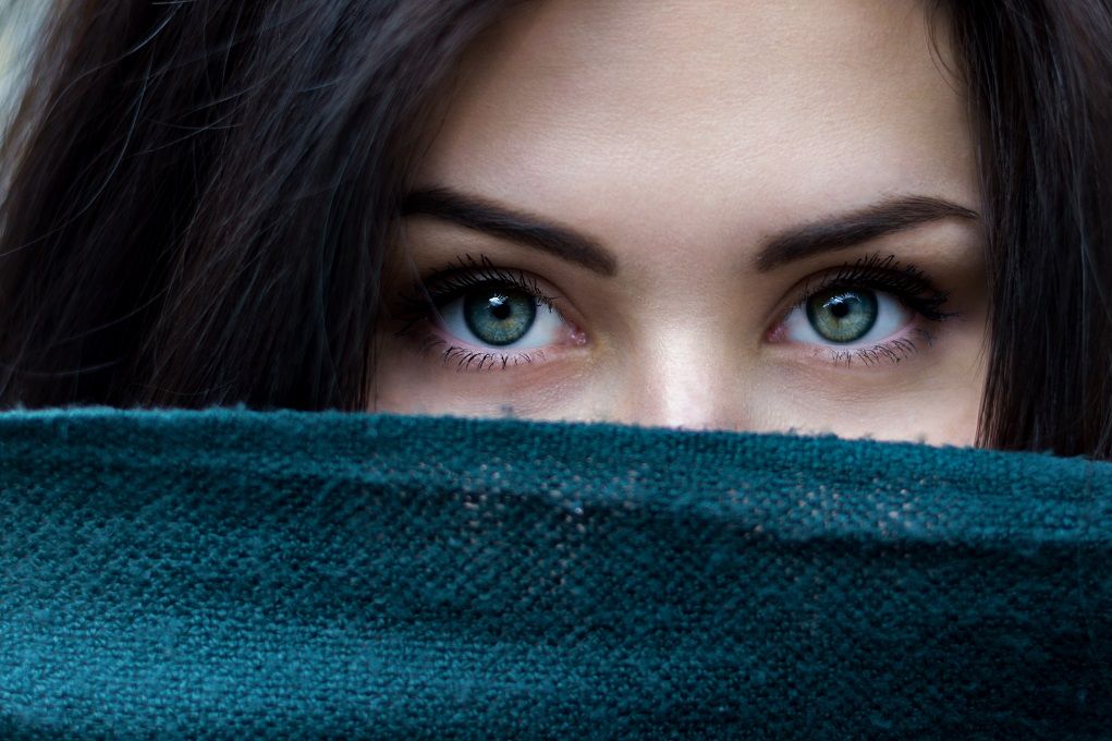 Vrouw verstopt zich achter coltrui