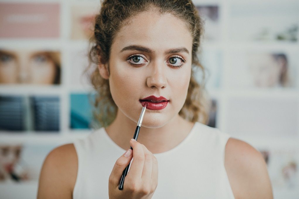 Vrouw doet make-up