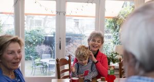 Oma met kleinzoon in keuken