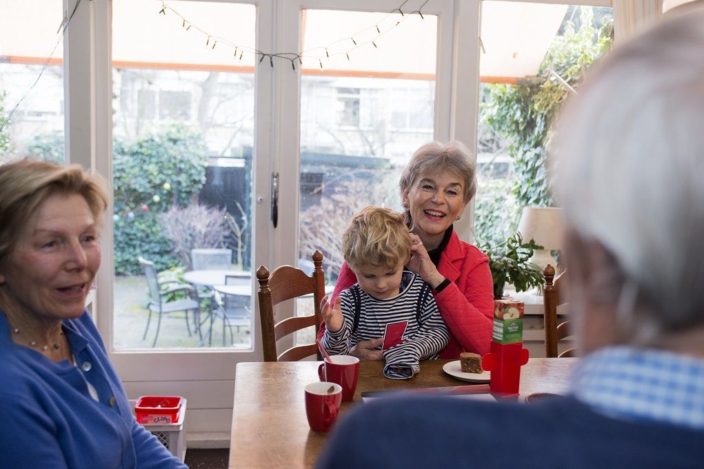 Oma met kleinzoon in keuken
