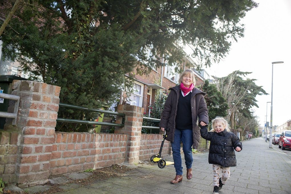 Oma met kleinkind op straat