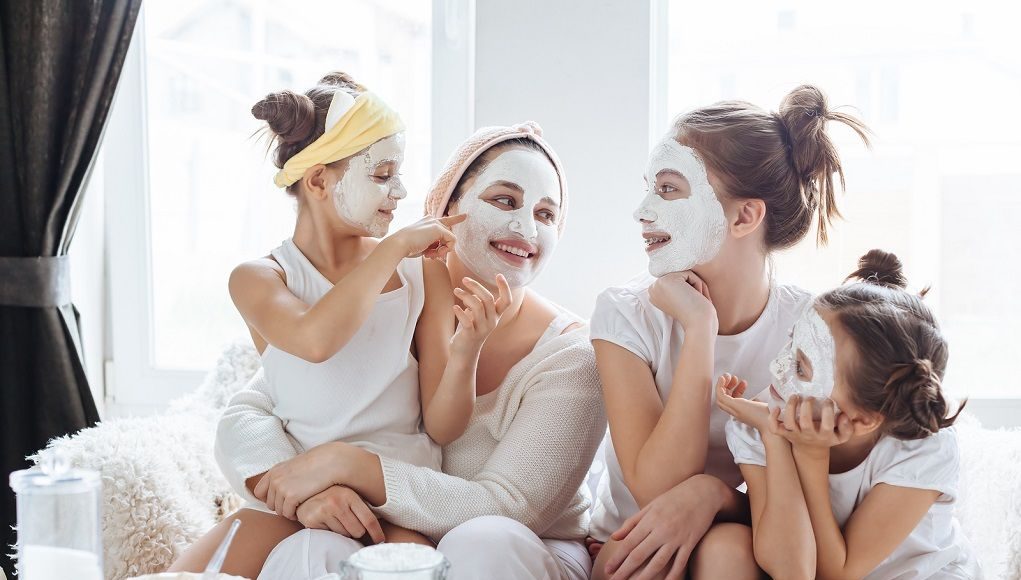 Moeders en dochters met DIY gezichtsmasker