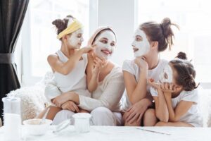 Moeders en dochters met DIY gezichtsmasker