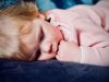 Jong kind met hersenvliesontsteking ligt op de bank te slapen