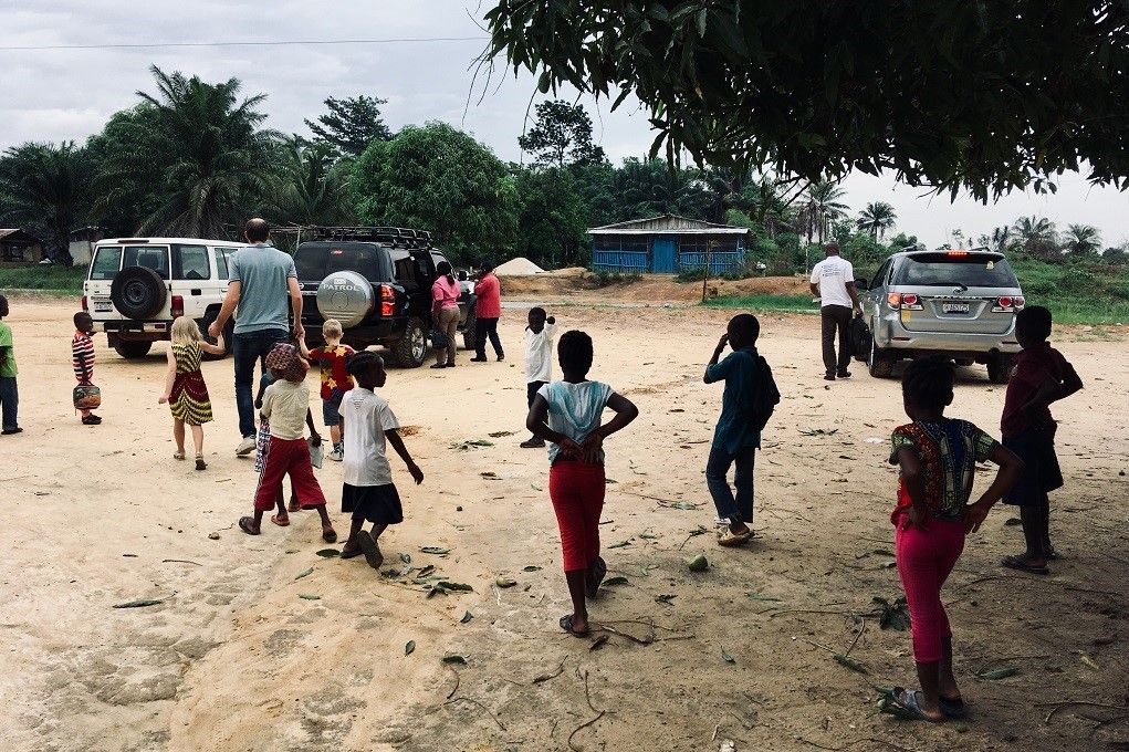 Schoolkinderen in Liberia op het schoolplein tijdens een fieldtrip