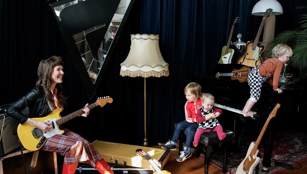 Marike Jager speelt gitaar met haar kinderen