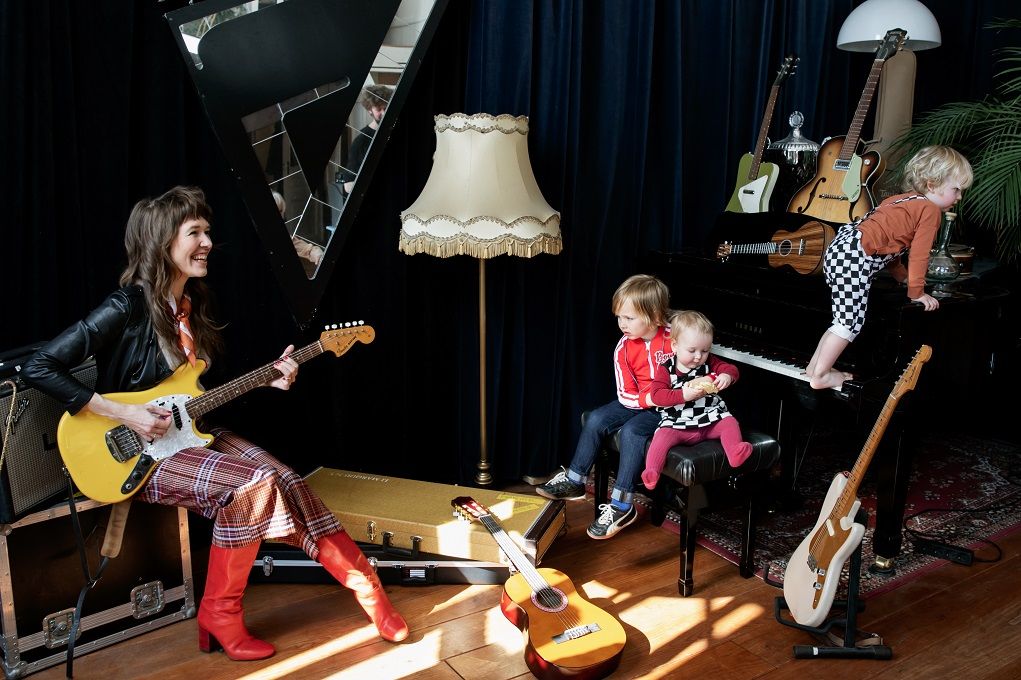 Marike Jager speelt gitaar met haar kinderen