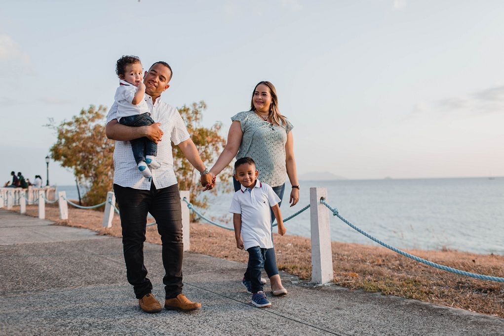 Ouders genieten samen met hun kinderen van ouderschapsverlof