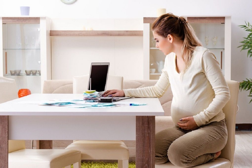 Zwangere vrouw bekijkt haar rechten op de werkvloer