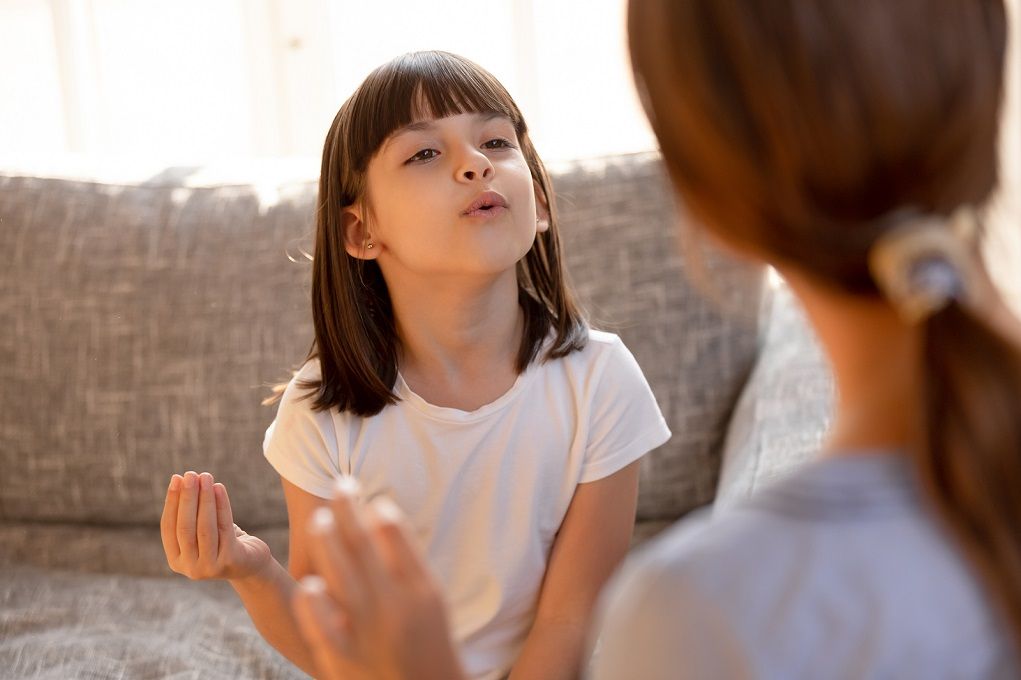 Kind bezoekt logopedist vanwege stotteren