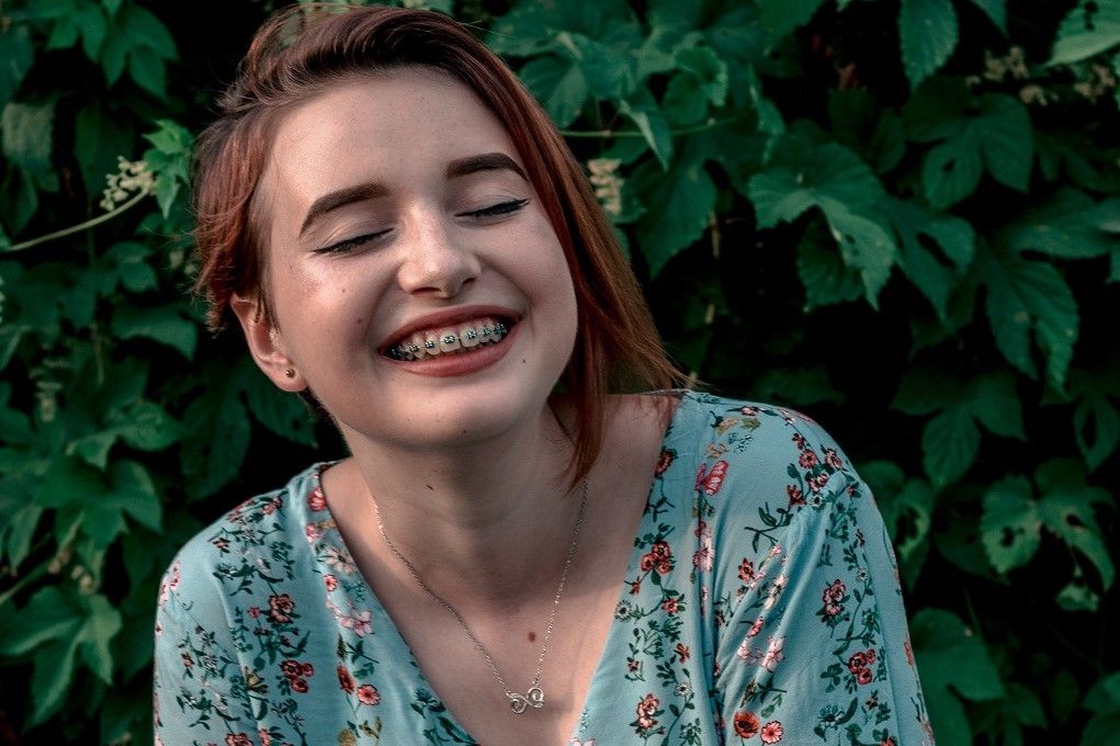 Meisje met beugel
