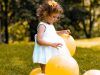 Hoogsensitief kindje speelt met ballonnen