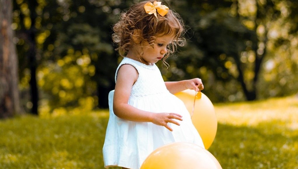 Hoogsensitief kindje speelt met ballonnen
