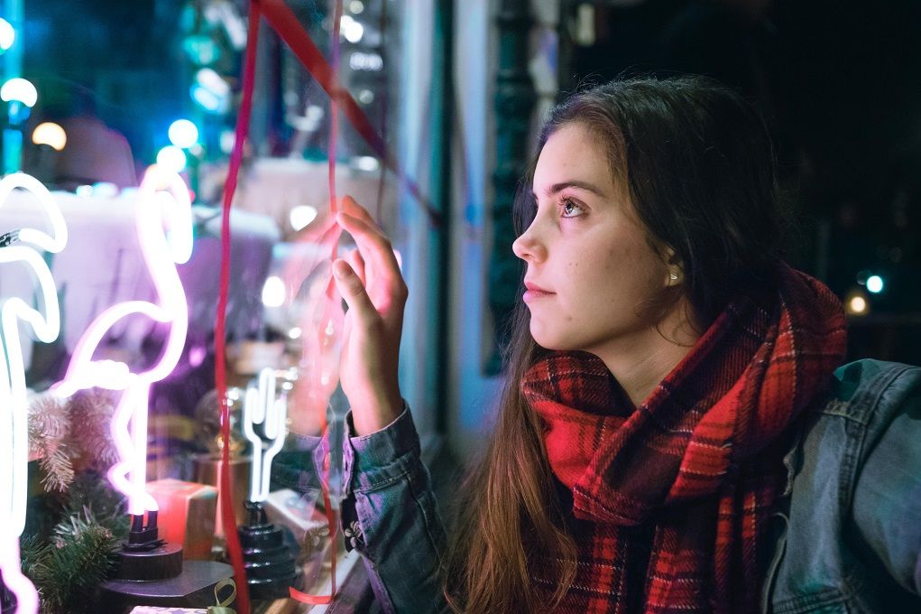 Vrouw wil geld besparen tijdens kerstshoppen