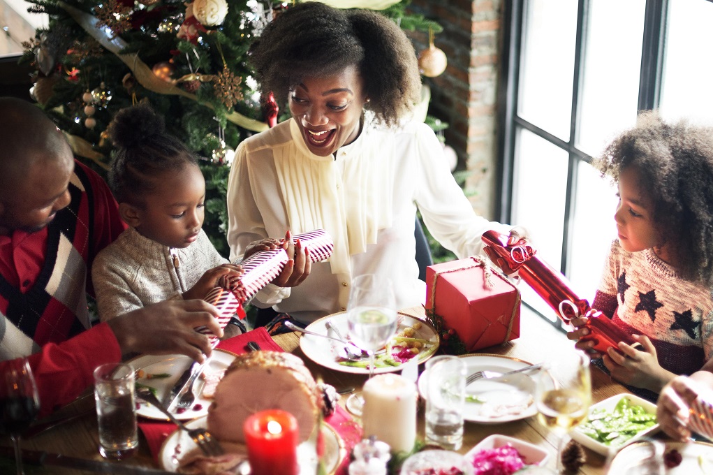 Gezin pakt kerstcadeaus inpakken uit