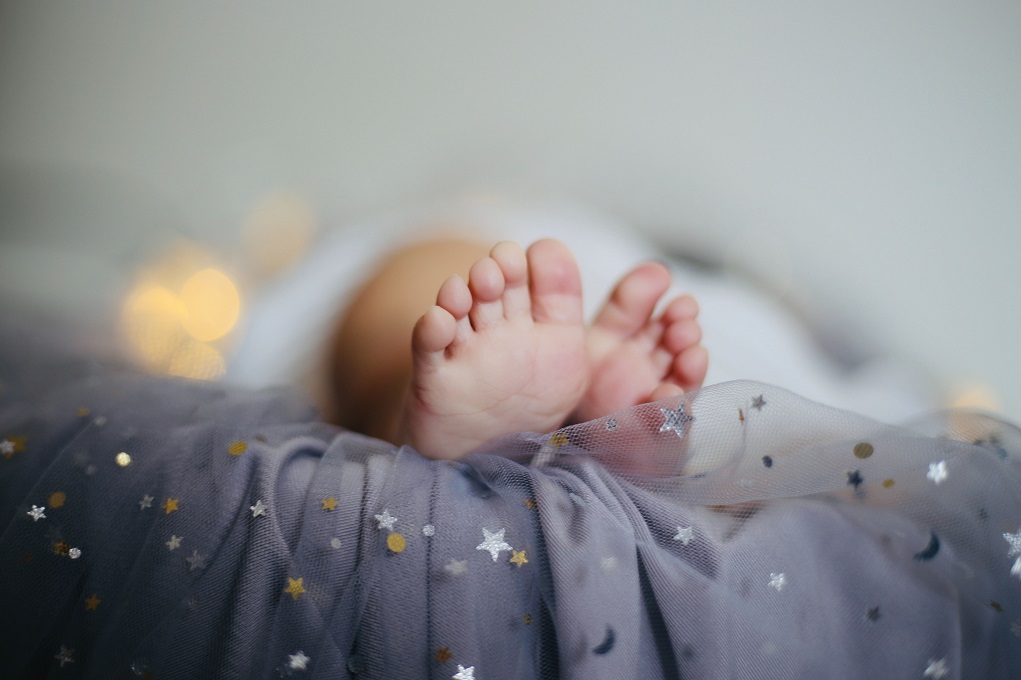 Voetjes van baby met hippe babynamen in 2020