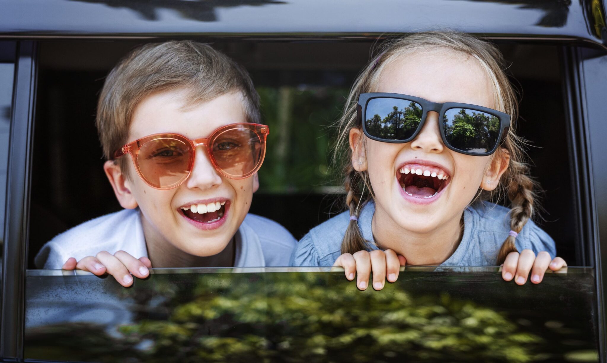 Kinderen zitten in opgeruimde auto