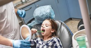 Kind gaat voor het eerst naar de tandarts
