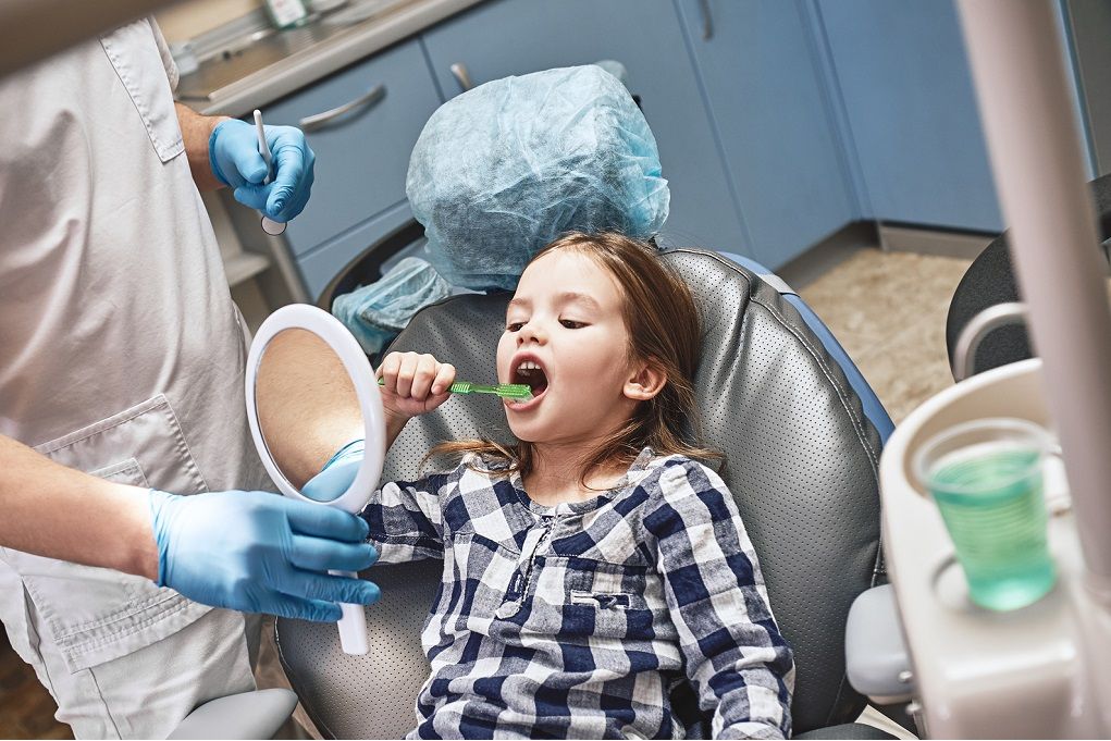 Kind gaat voor het eerst naar de tandarts