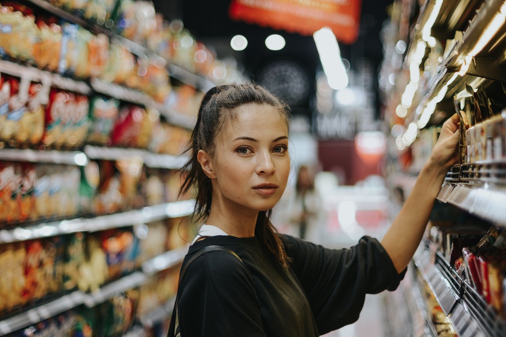 Vrouw doet boodschappen aan de hand van weekmenu
